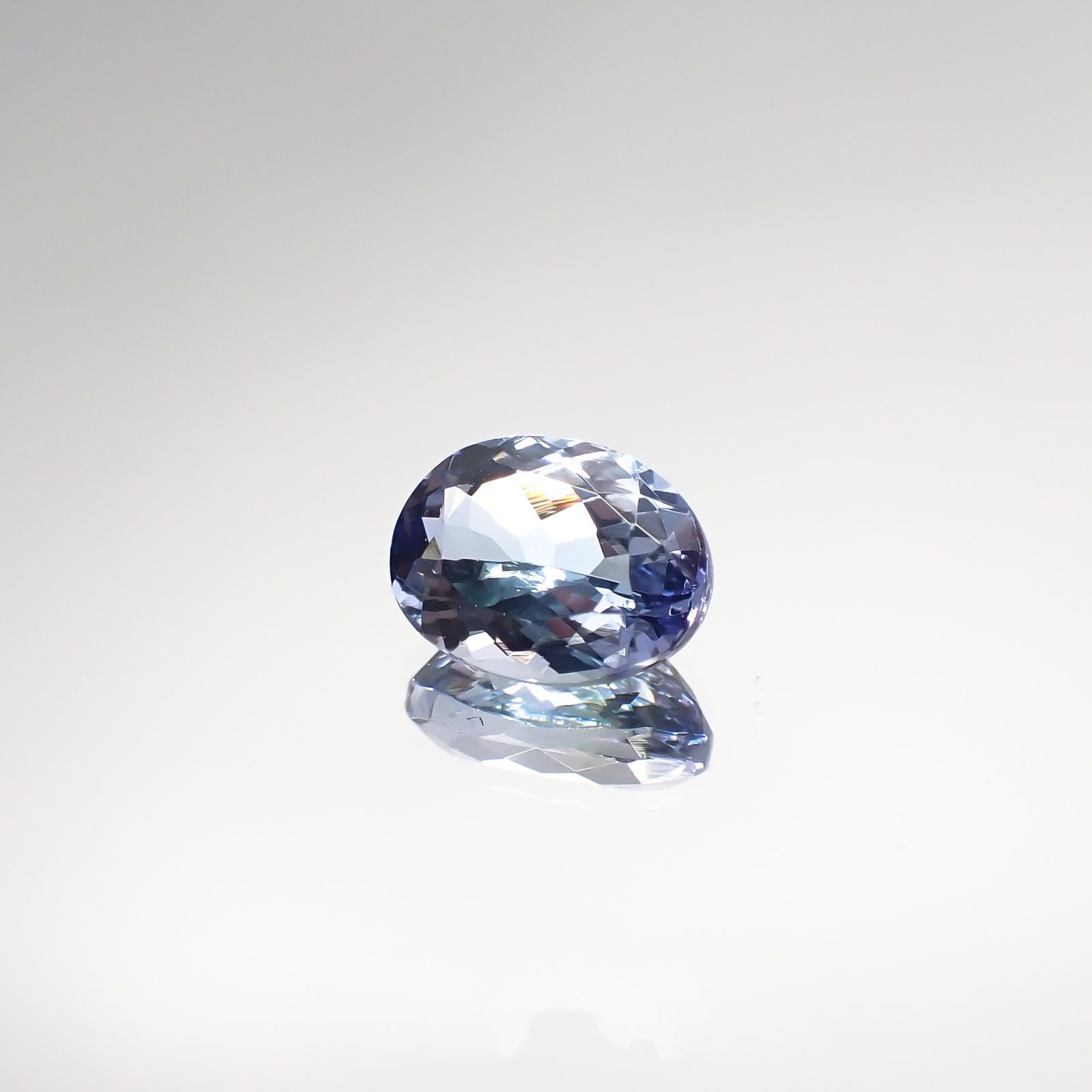 バイカラータンザナイト（宝石名タンザナイト） タンザニア産 1.544ct ソ付 8.1×6mm前後