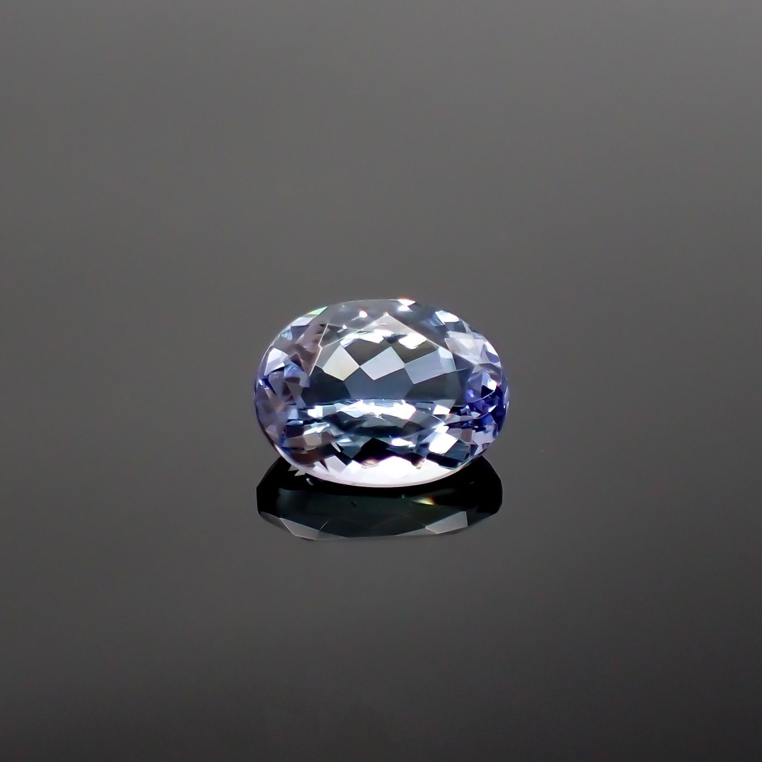 バイカラータンザナイト（宝石名タンザナイト） タンザニア産 1.544ct ソ付 8.1×6mm前後