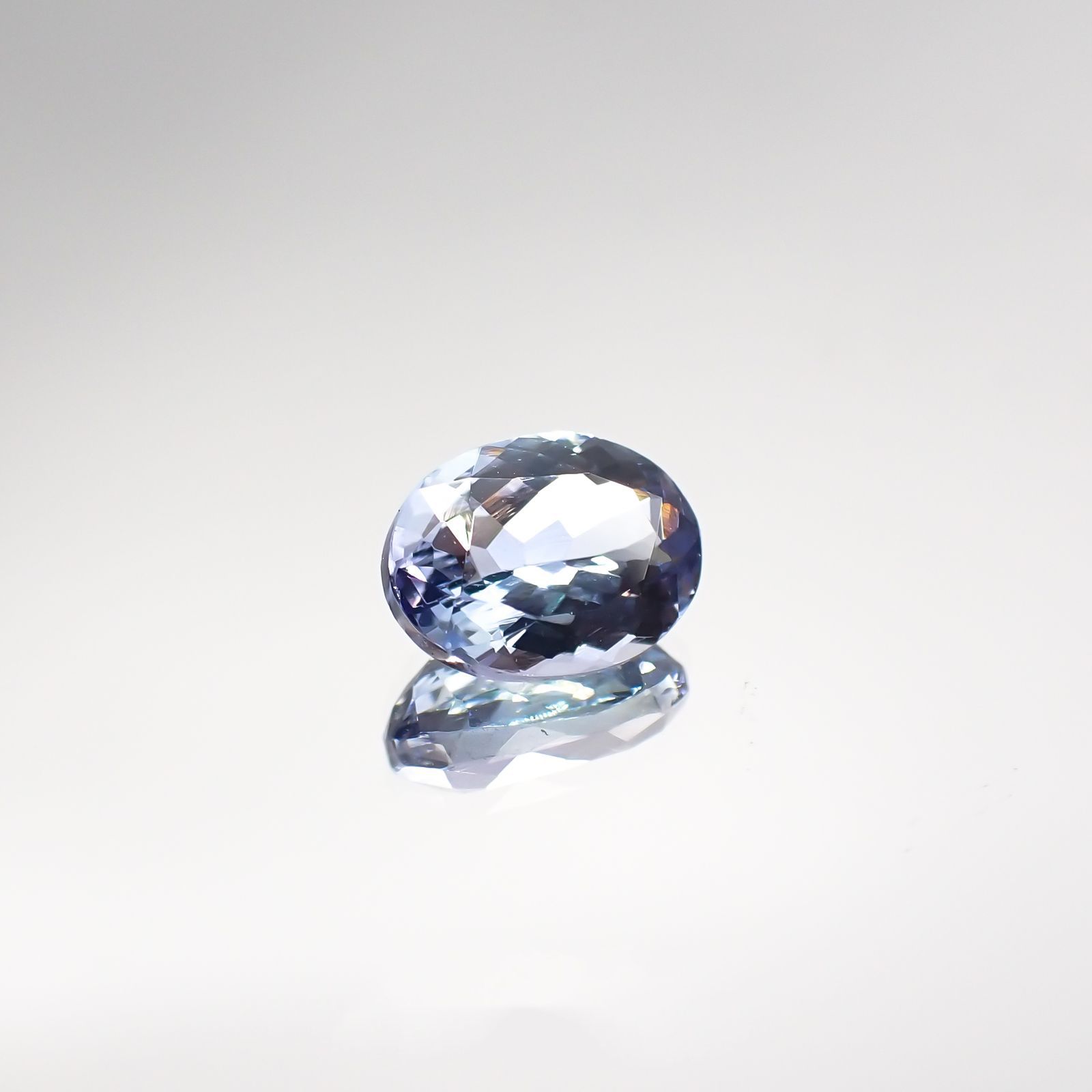 バイカラータンザナイト（宝石名タンザナイト） タンザニア産 1.544ct ソ付 8.1×6mm前後