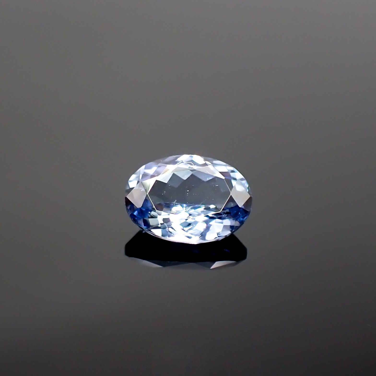 バイカラータンザナイト（宝石名タンザナイト） タンザニア産 1.292ct ソ付 8×6mm前後