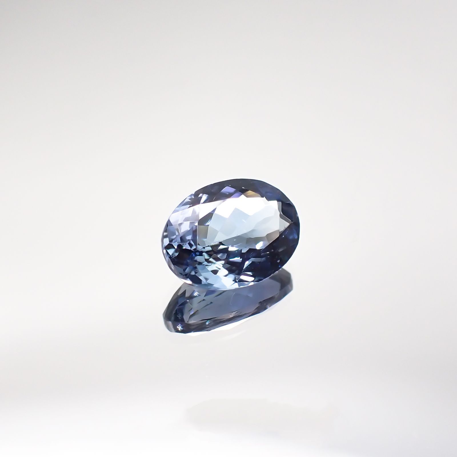 バイカラータンザナイト（宝石名タンザナイト） タンザニア産 1.292ct ソ付 8×6mm前後