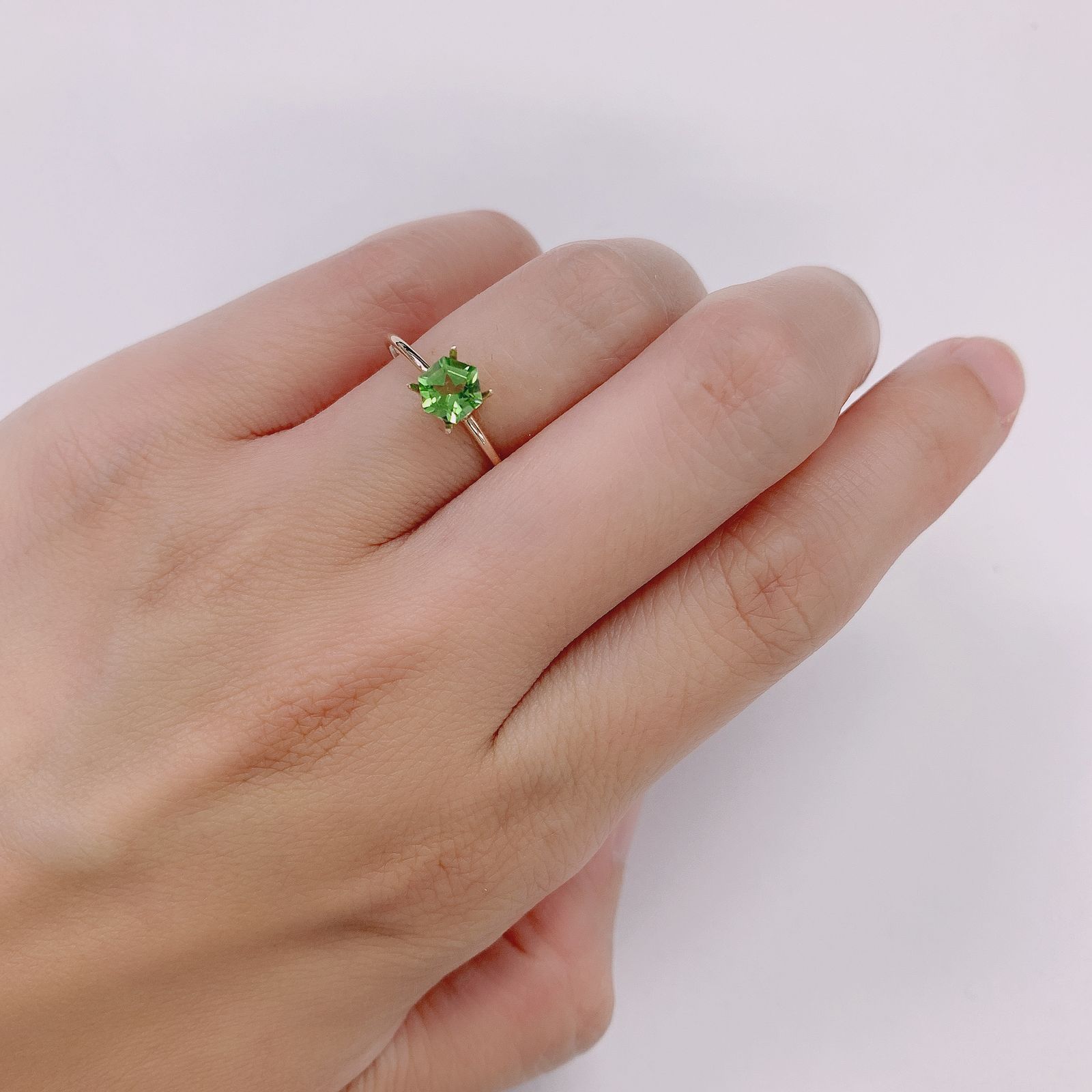 ◇ヘキサゴンカット◇ペリドット（宝石名ペリドット） パキスタン産 0.63ct 識別済 4.9×4.9mm前後