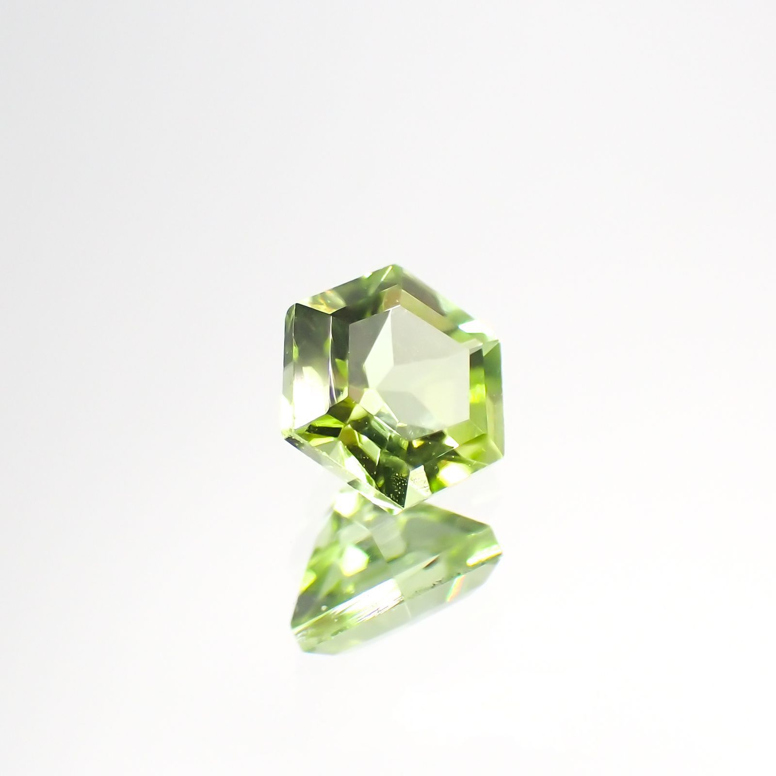 ◇ヘキサゴンカット◇ペリドット（宝石名ペリドット） パキスタン産 0.63ct 識別済 4.9×4.9mm前後