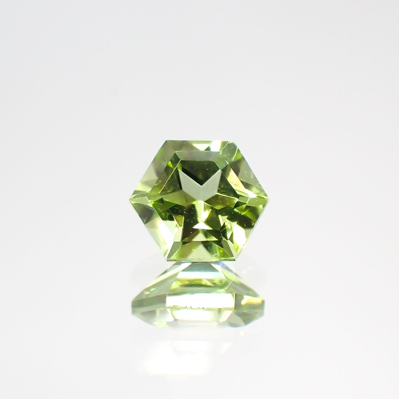 ◇ヘキサゴンカット◇ペリドット（宝石名ペリドット） パキスタン産 0.63ct 識別済 4.9×4.9mm前後