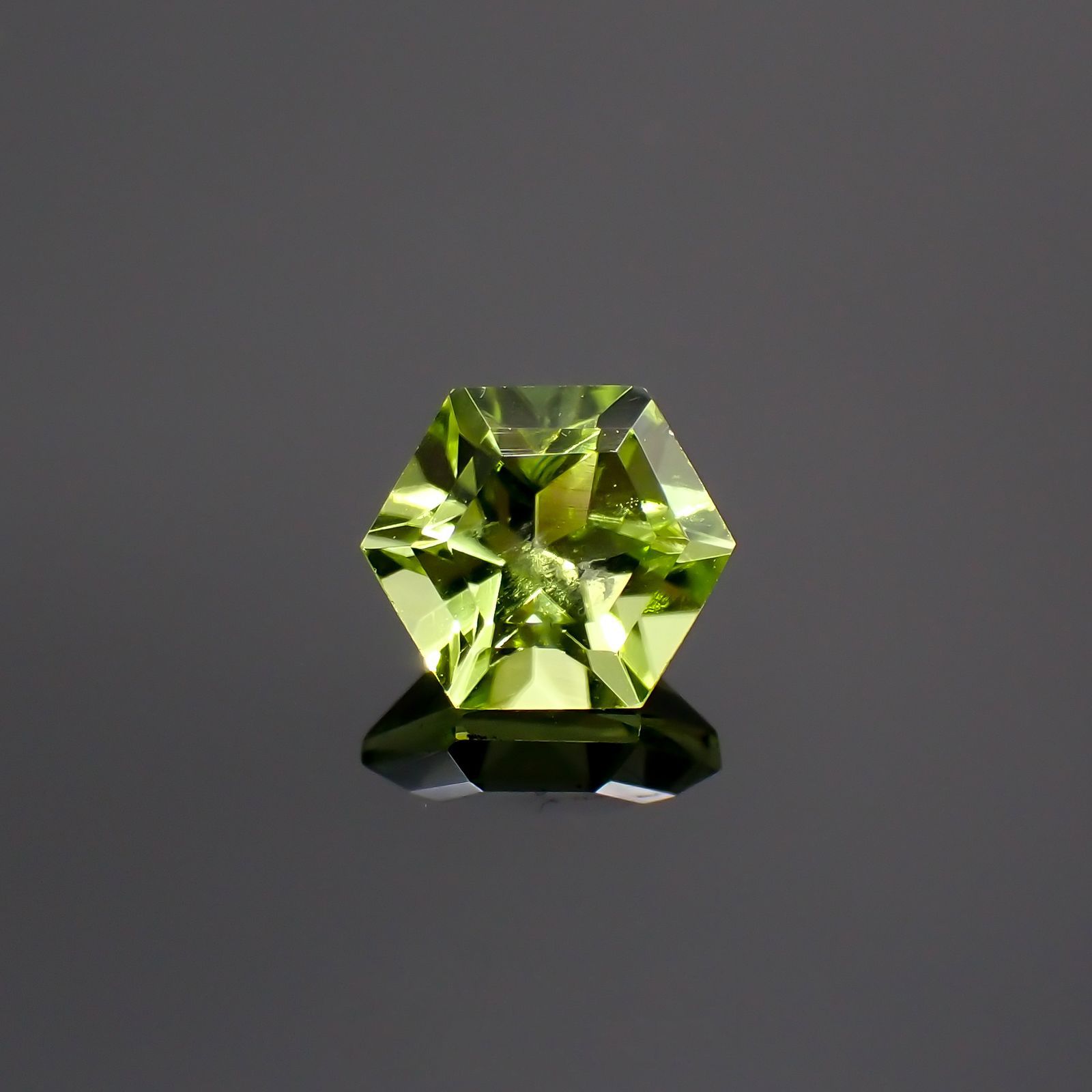 ◇ヘキサゴンカット◇ペリドット（宝石名ペリドット） パキスタン産 0.62ct 識別済 4.9×4.8mm前後