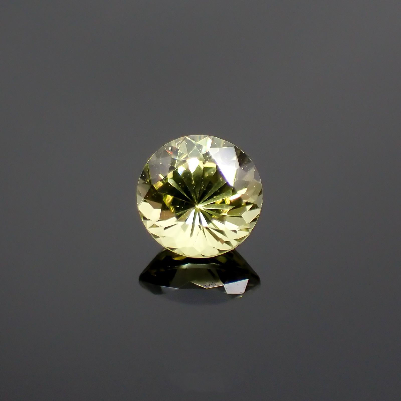 クリソベリル（宝石名クリソベリル）マダガスカル産 0.35ct 識別済 4.1×4.1mm前後