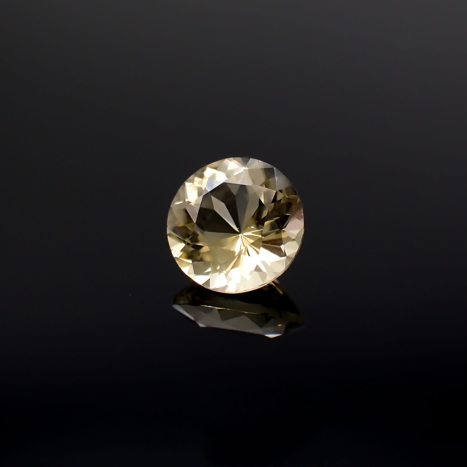 イエロースキャポライト（宝石名イエロー・スキャポライト）タンザニア産 0.45ct 識別済 5.1×5.1mm前後