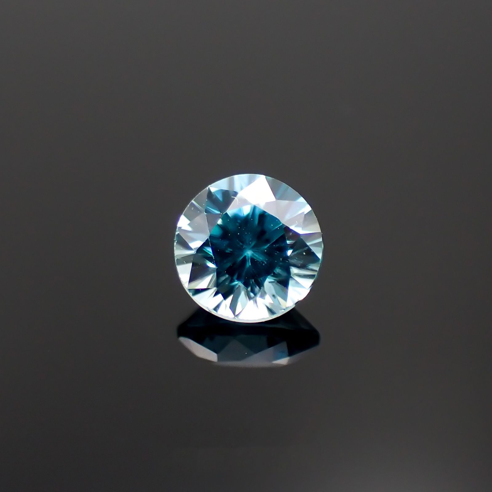 ブルージルコン カンボジア産 0.79ct 5×5mm前後