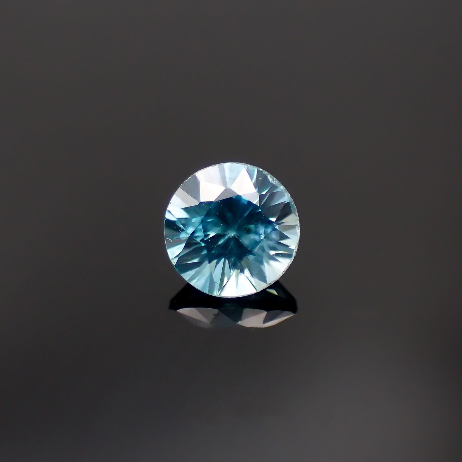 ブルージルコン カンボジア産 0.74ct 5×4.9mm前後