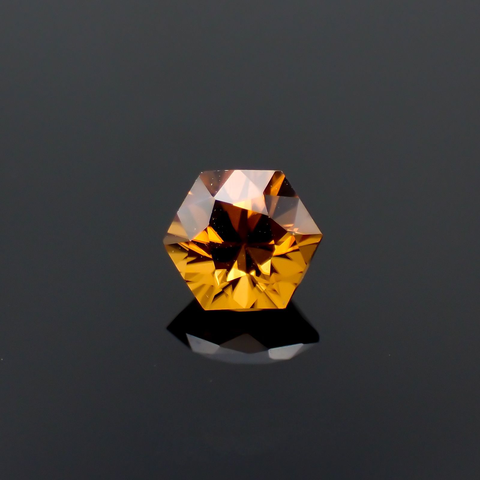 ◇ヘキサゴンカット◇オレンジジルコン（宝石名ジルコン）スリランカ/カンボジア産 0.91ct 識別済 4.8×4.8mm前後