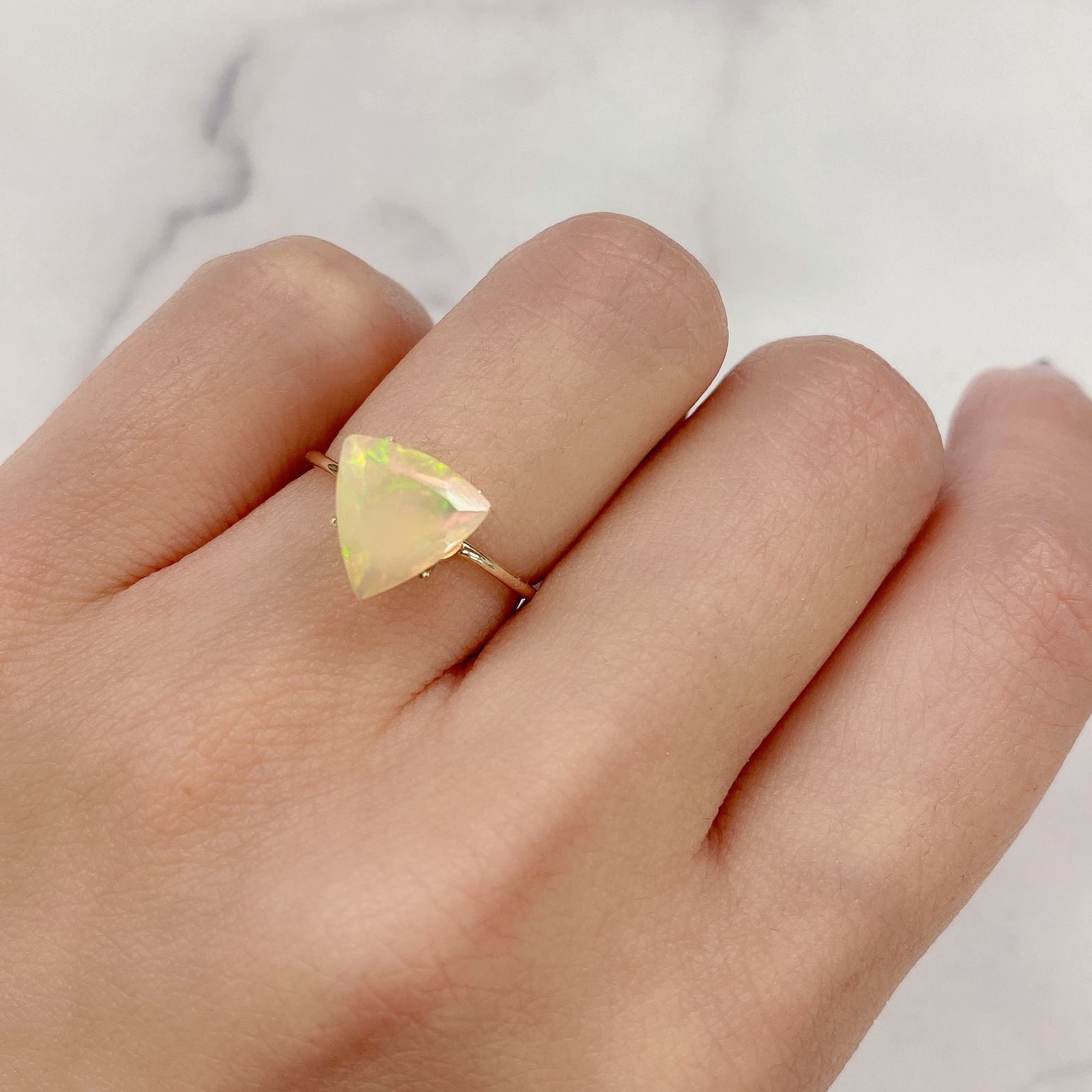 エチオピアオパール（宝石名オパール）エチオピア産 1.13ct 識別済 9.4×9.5mm前後