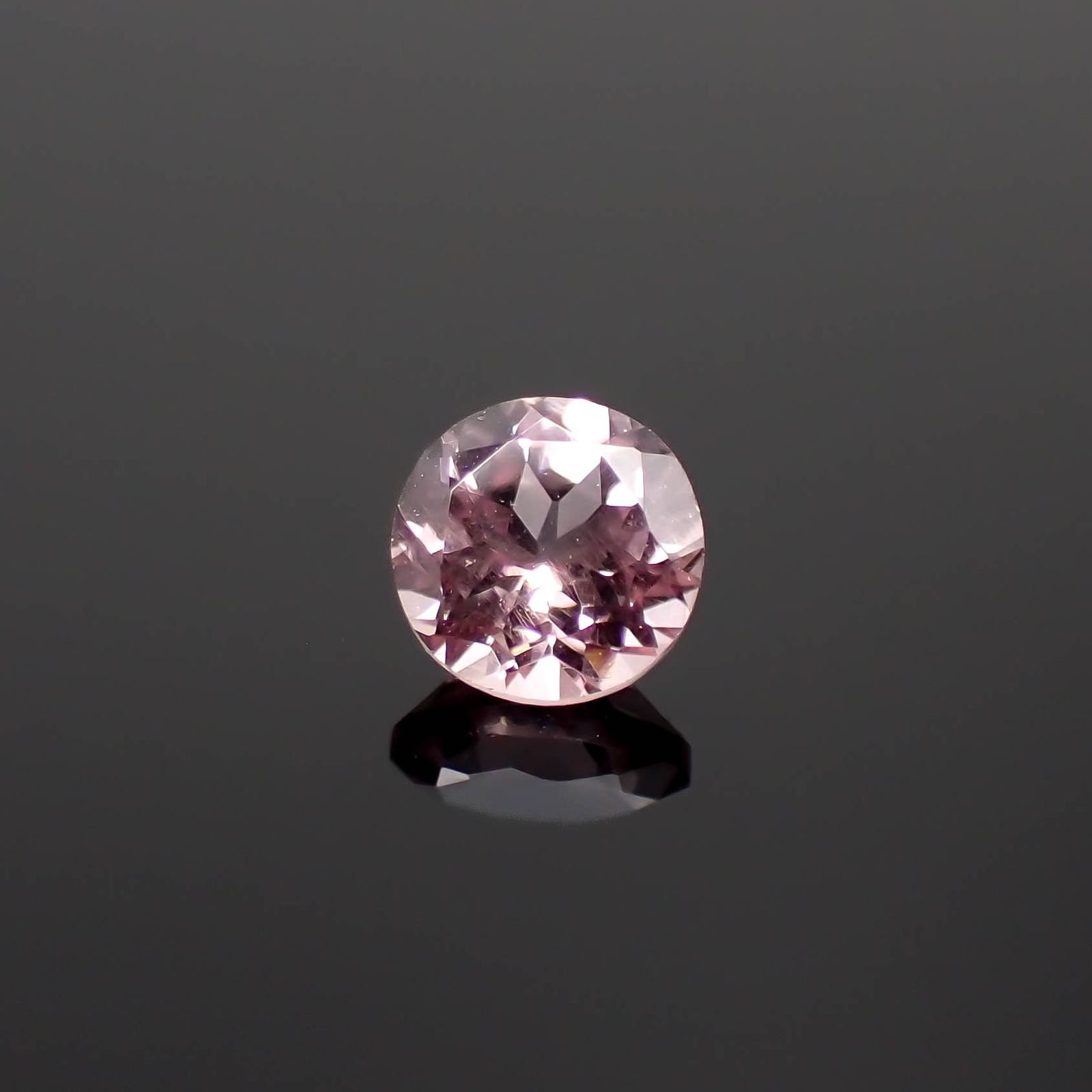 ドラゴンガーネット タンザニア産 0.64ct 5.1×5mm前後