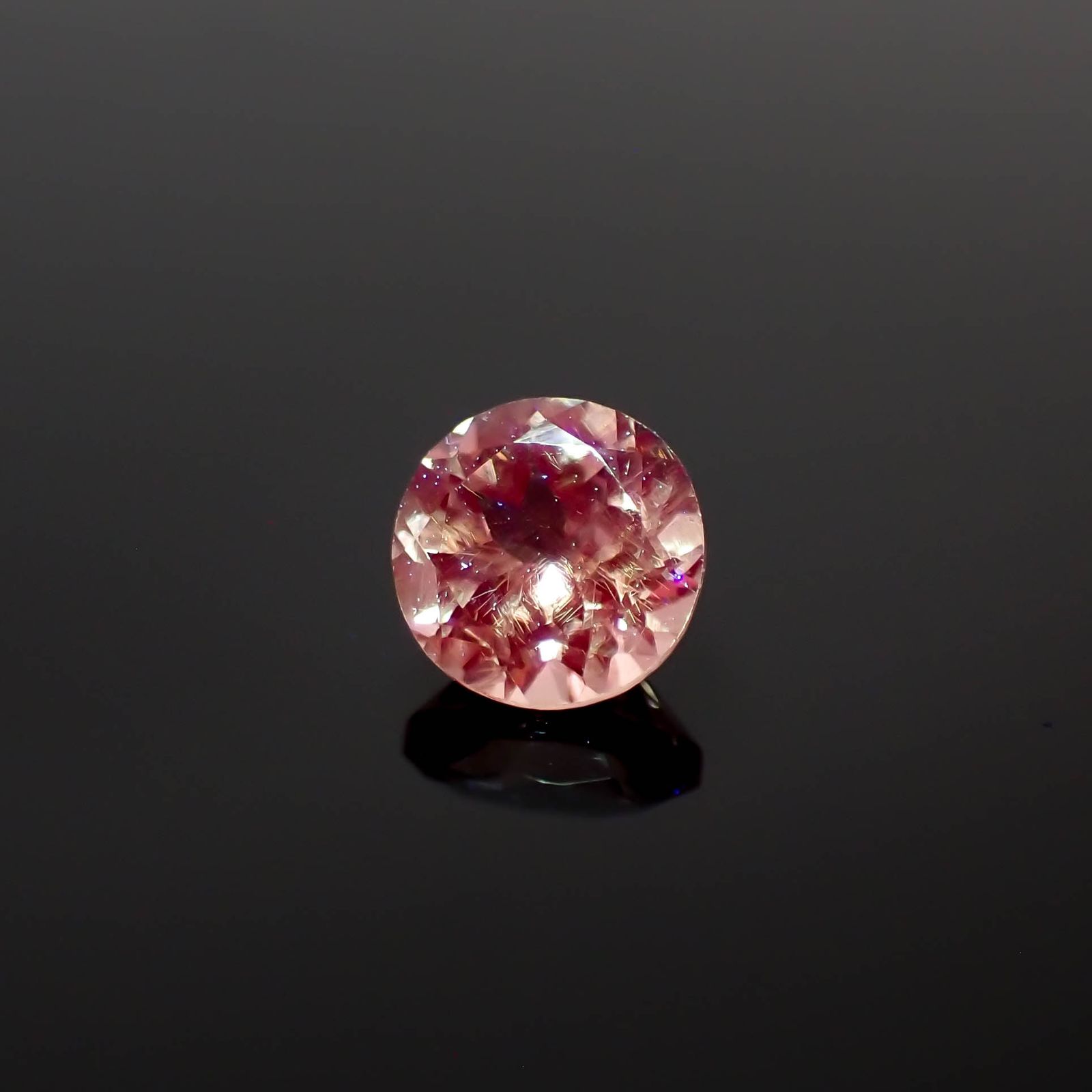 ドラゴンガーネット タンザニア産 0.64ct 5.1×5mm前後