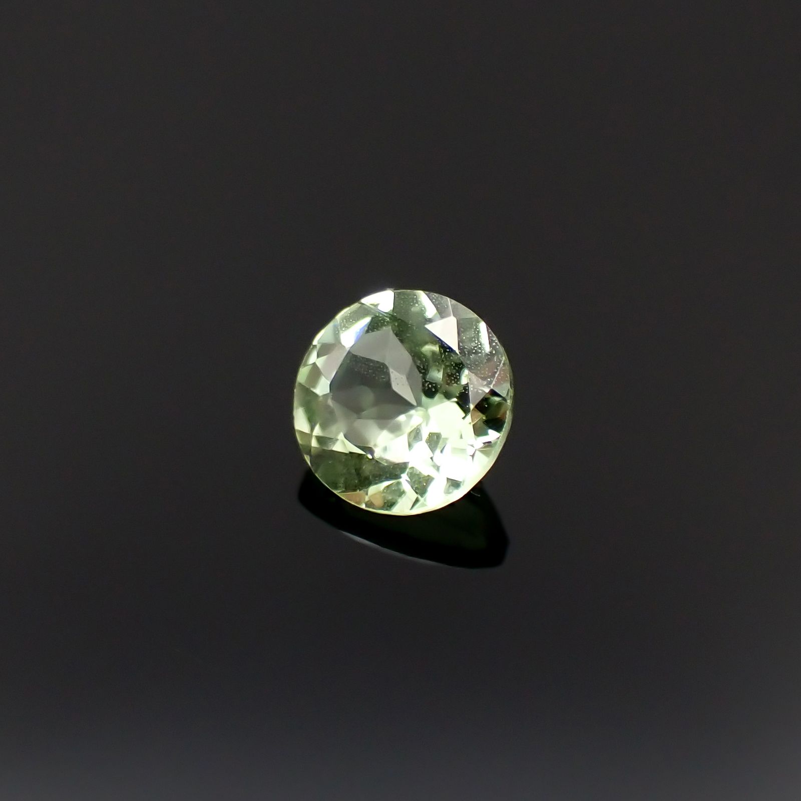 ミントガーネット タンザニア産 0.54ct 5.1×5.1mm前後