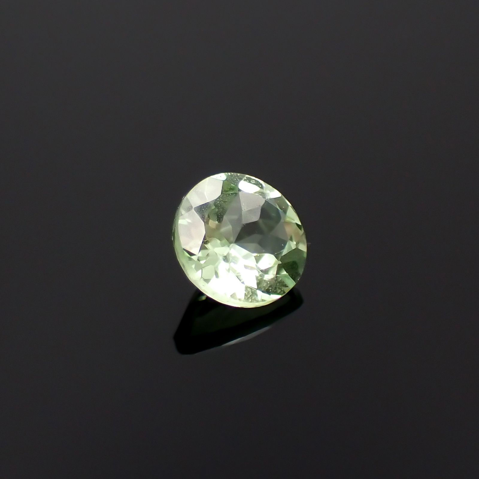 ミントガーネット タンザニア産 0.54ct 5.1×5.1mm前後