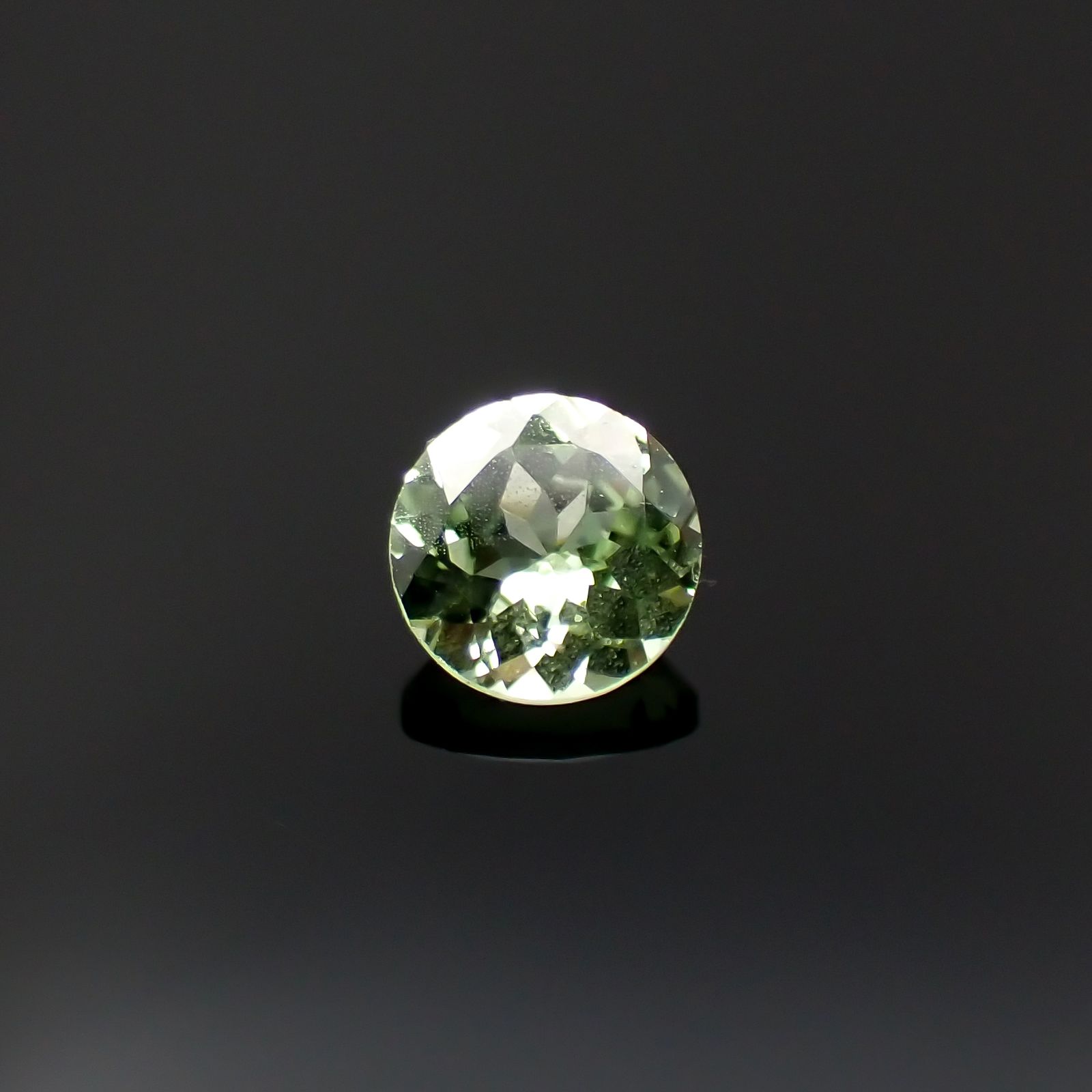 ミントガーネット タンザニア産 0.54ct 5.1×5.1mm前後