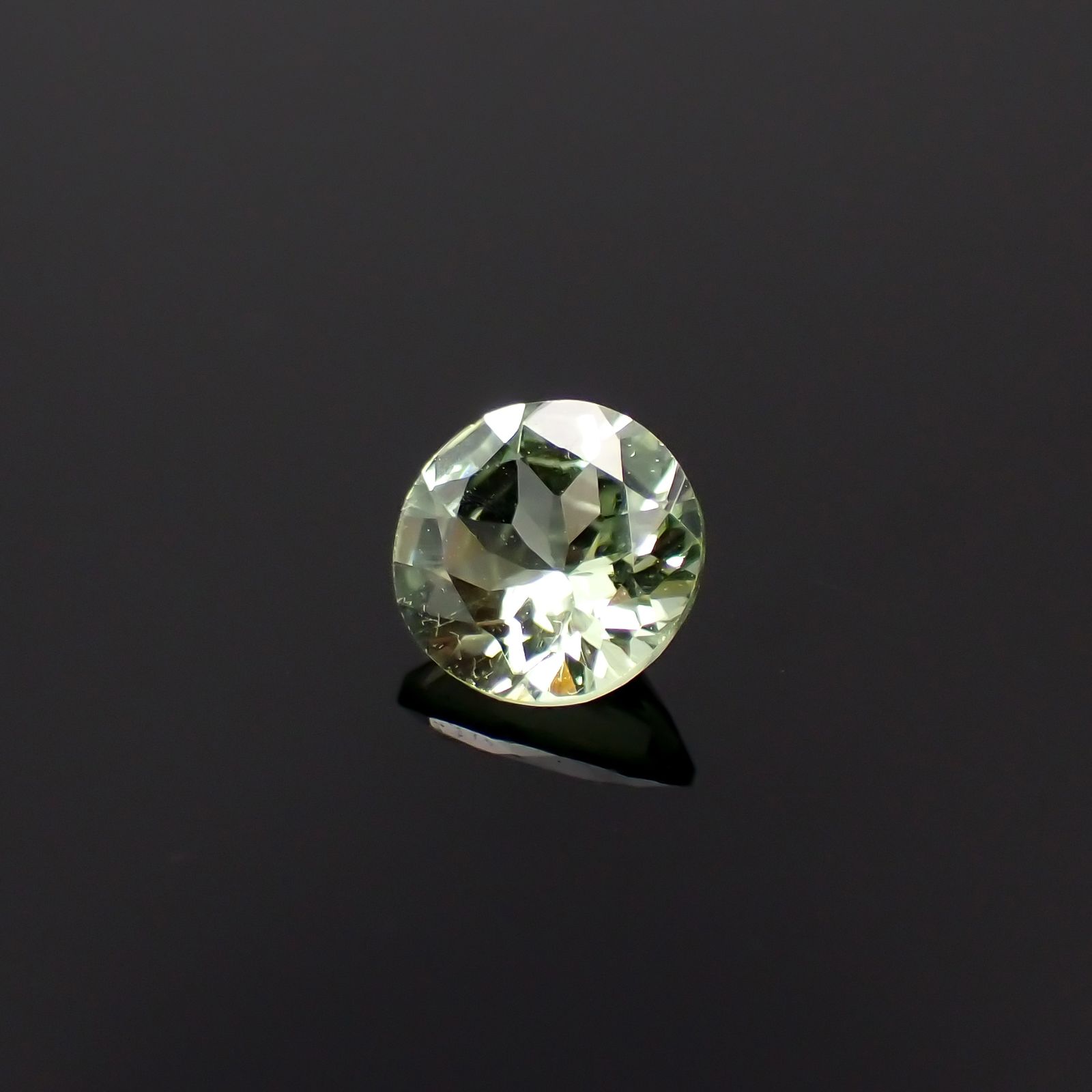 ミントガーネット タンザニア産 0.48ct 5.1×5mm前後