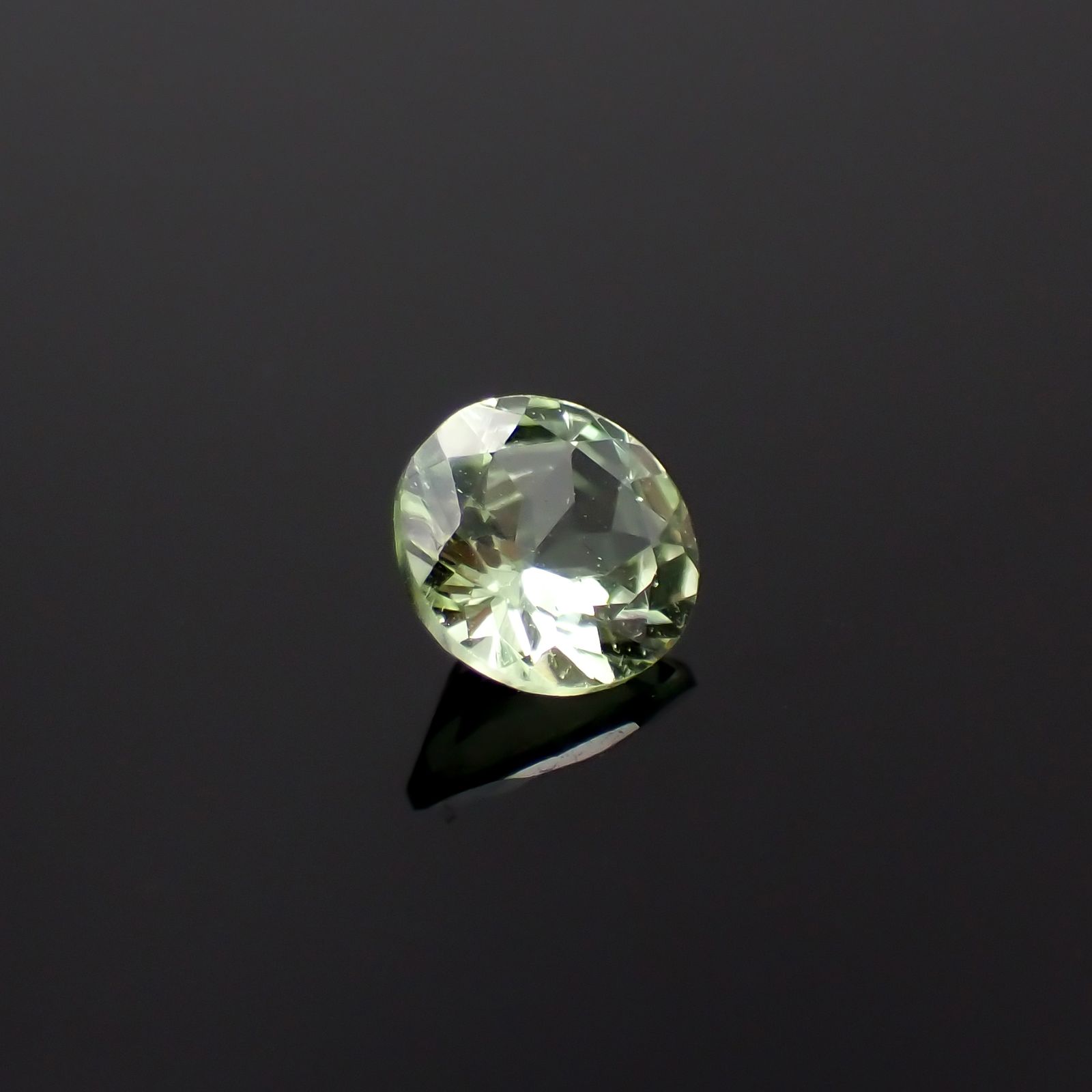 ミントガーネット タンザニア産 0.48ct 5.1×5mm前後