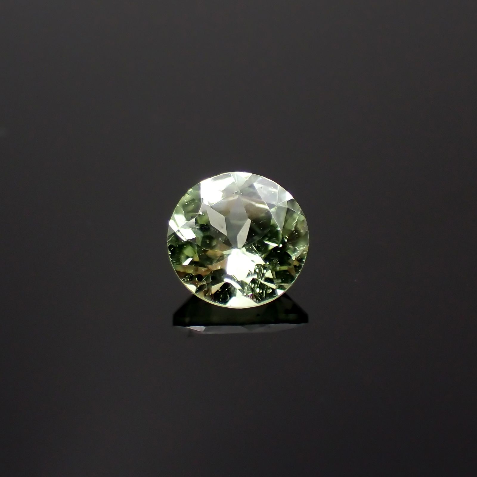 ミントガーネット タンザニア産 0.48ct 5.1×5mm前後