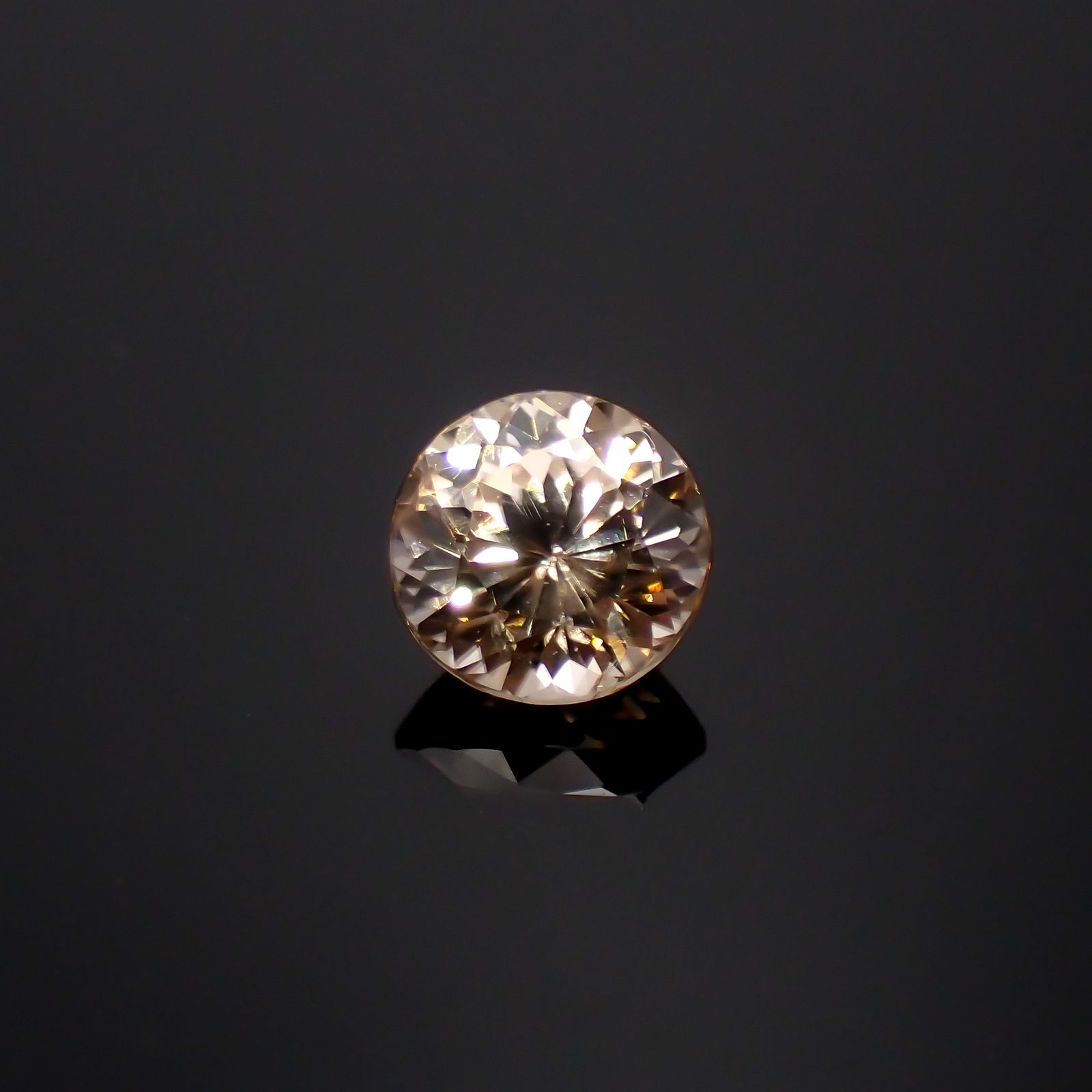 オレンジジルコン（宝石名ジルコン）スリランカ/カンボジア産 1.35ct 識別済 6.1×6.1mm前後