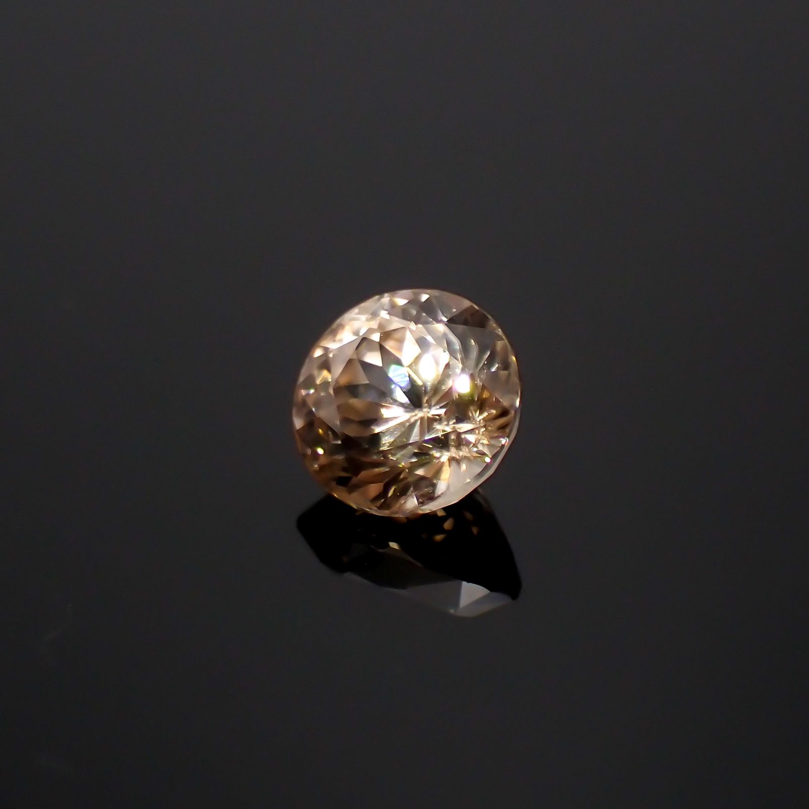 オレンジジルコン（宝石名ジルコン）スリランカ/カンボジア産 1.35ct 識別済 6.1×6.1mm前後