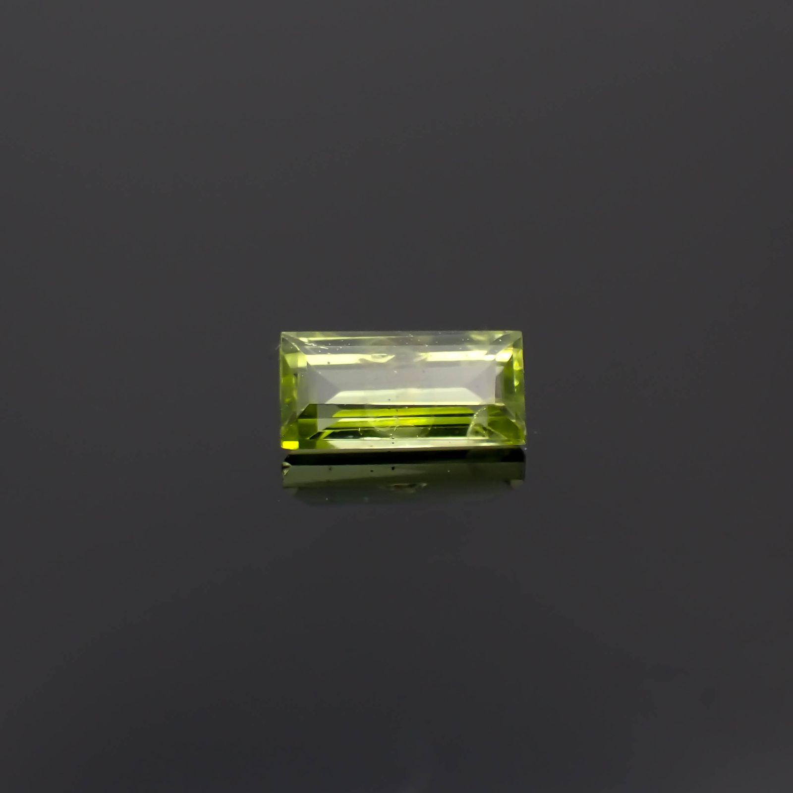 リリーパッドペリドット アメリカ・アリゾナ州産 0.38ct 5.7×2.6mm前後