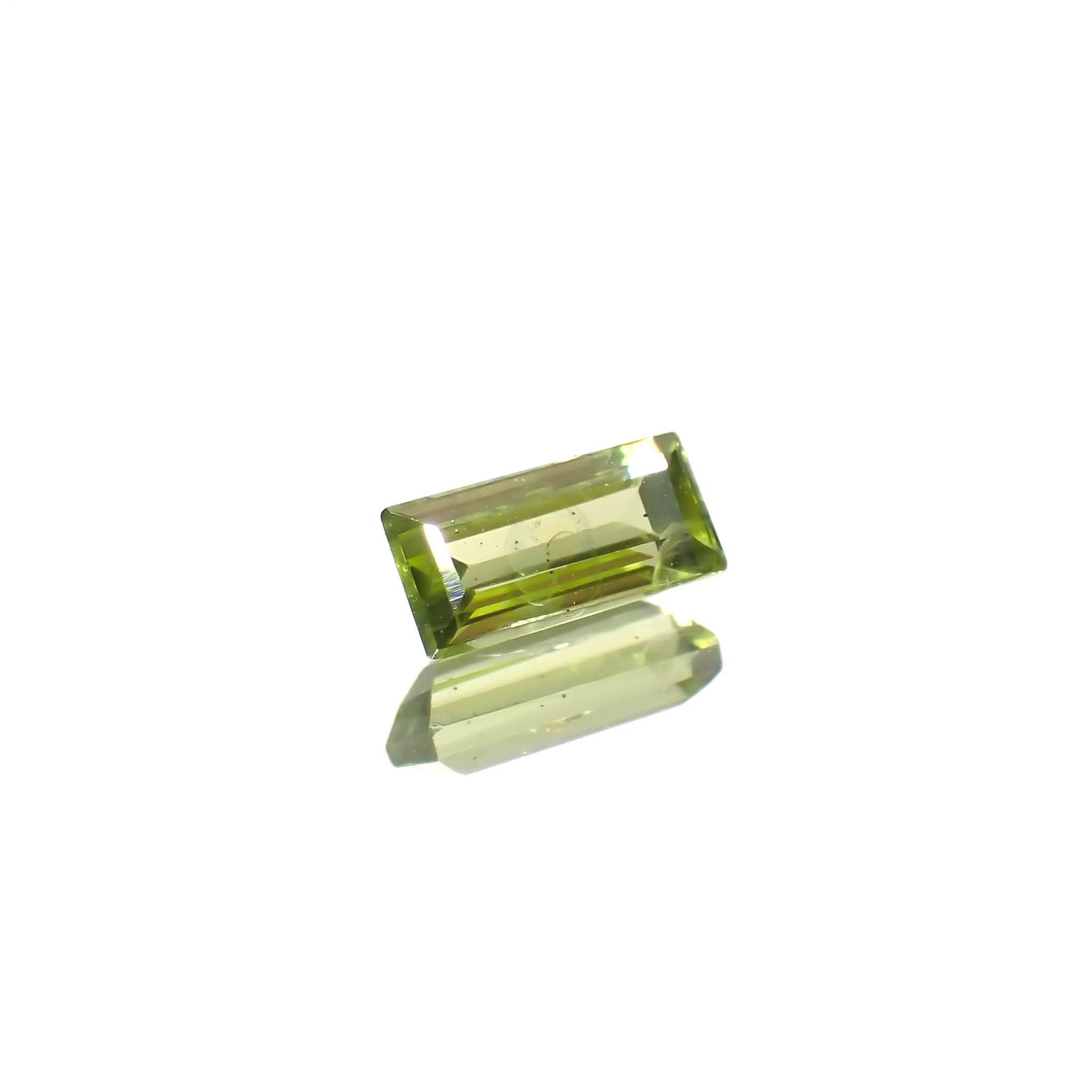 リリーパッドペリドット アメリカ・アリゾナ州産 0.38ct 5.7×2.6mm前後