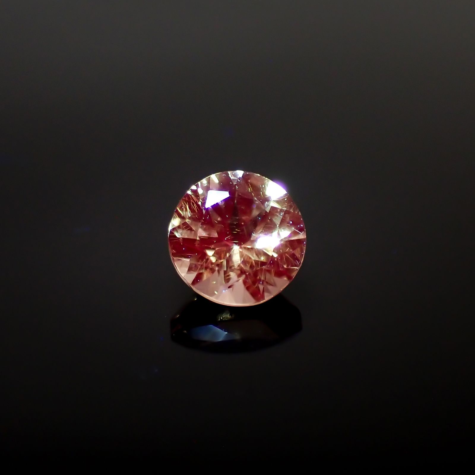 ドラゴンガーネット タンザニア産 0.69ct 5.1×5.1mm前後