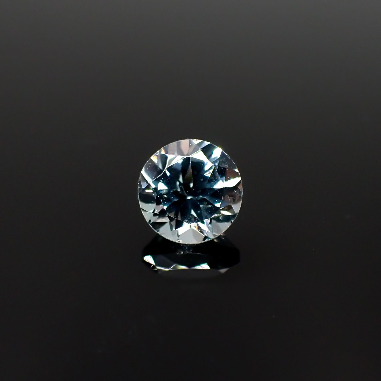 ブルーイッシュグレースピネル タンザニア産 0.65ct 5×5mm前後