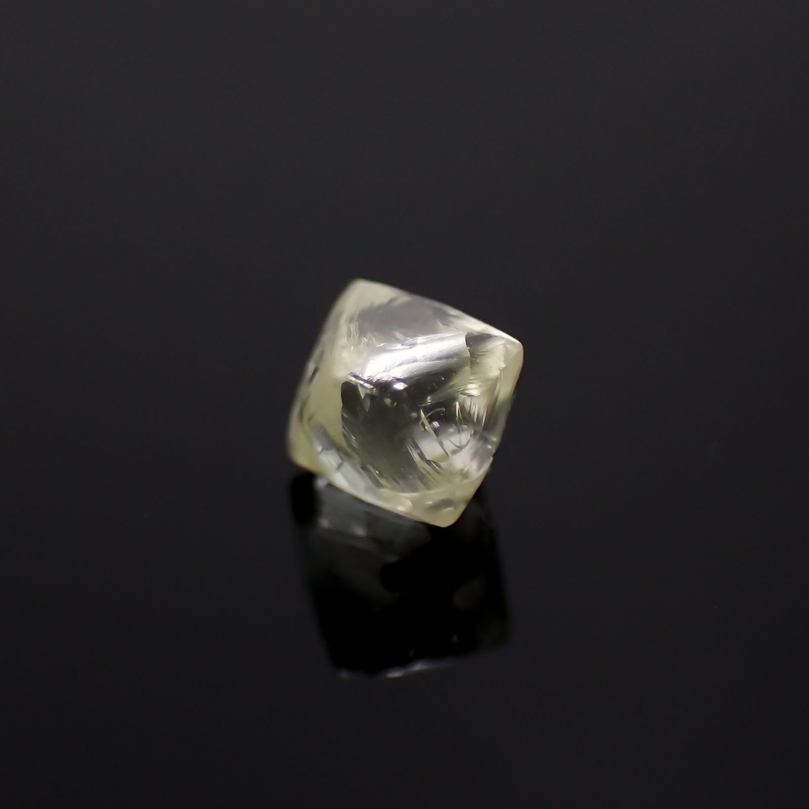 ソーヤブルダイヤモンド 原石（トライゴンあり/Trigon） ※通し穴あり（宝石名ダイアモンド） 0.33ct 識別済4.1x3.9mm前後