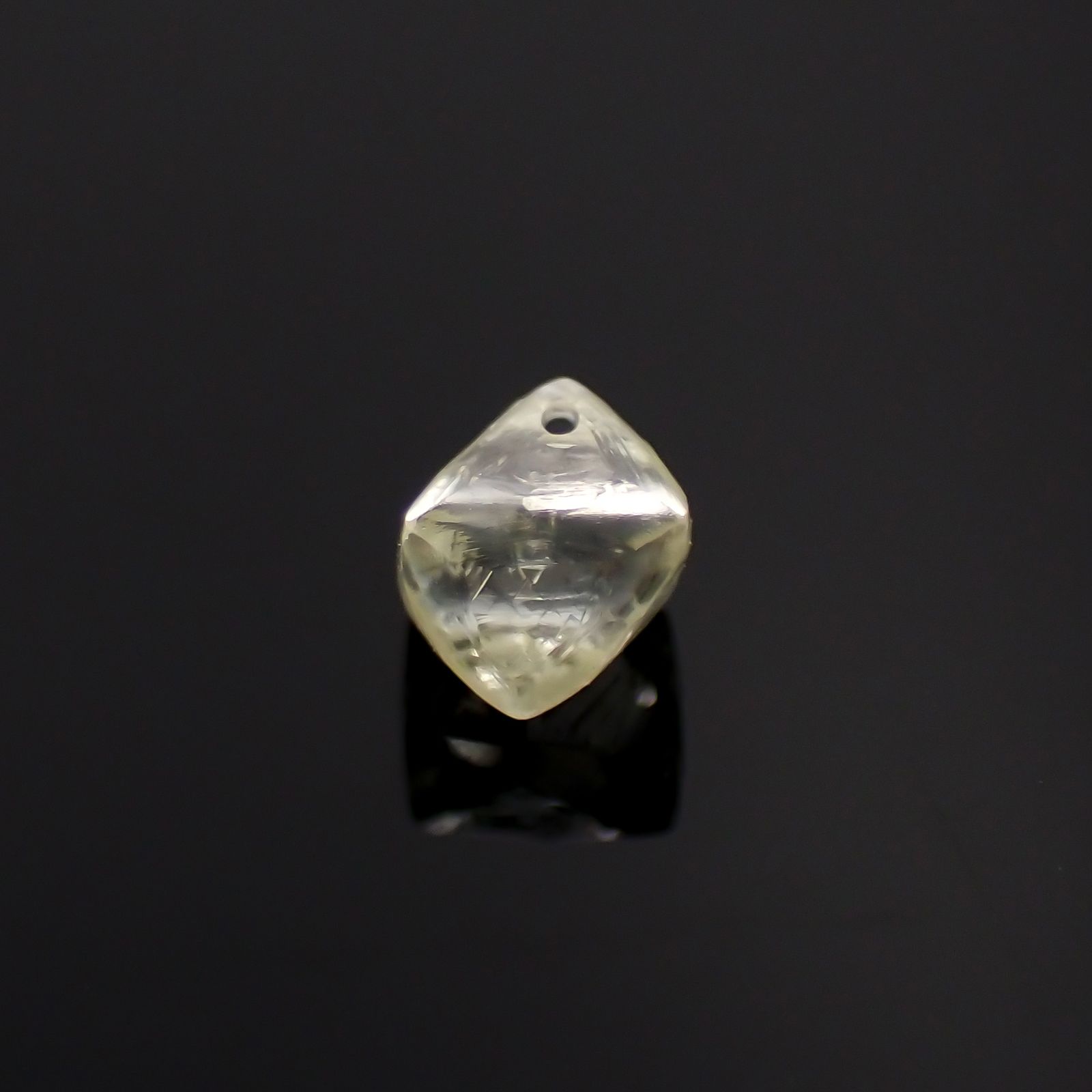 ソーヤブルダイヤモンド 原石（トライゴンあり/Trigon） ※通し穴あり（宝石名ダイアモンド） 0.33ct 識別済4.1x3.9mm前後