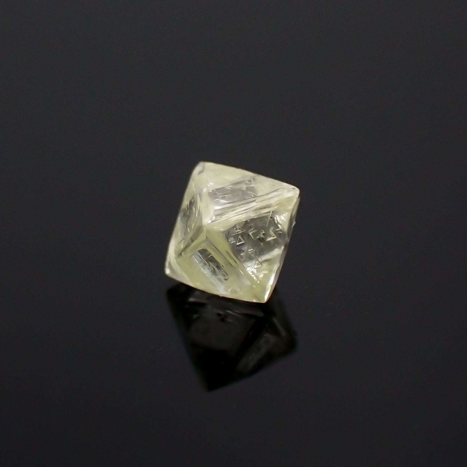 ソーヤブルダイヤモンド 原石（トライゴンあり/Trigon） ※通し穴あり（宝石名ダイアモンド） 0.30ct 識別済4.1x4.1mm前後