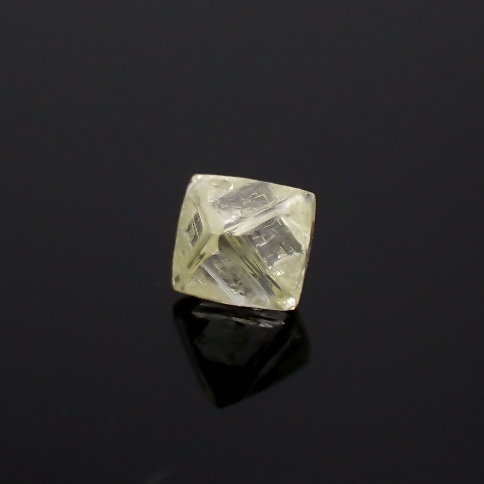 ソーヤブルダイヤモンド 原石（トライゴンあり/Trigon） ※通し穴あり（宝石名ダイアモンド） 0.30ct 識別済4.1x4.1mm前後