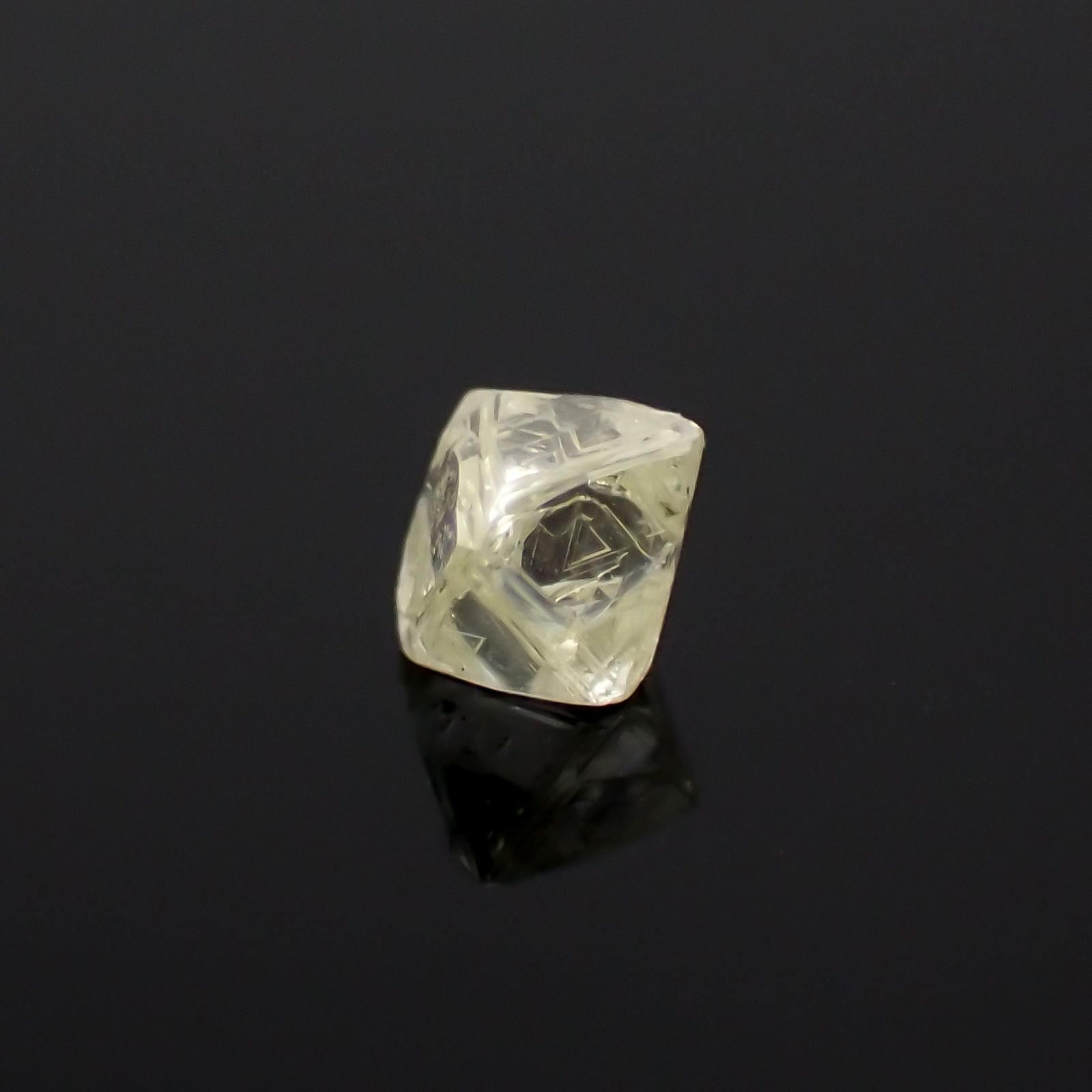 ソーヤブルダイヤモンド 原石（トライゴンあり/Trigon） ※通し穴あり（宝石名ダイアモンド） 0.29ct 識別済4.2x4.0mm前後