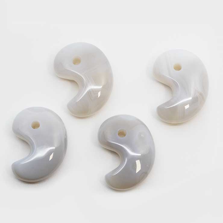 【粒売り/バラ売り】勾玉 白雪瑪瑙(北海道 花石産)30mm