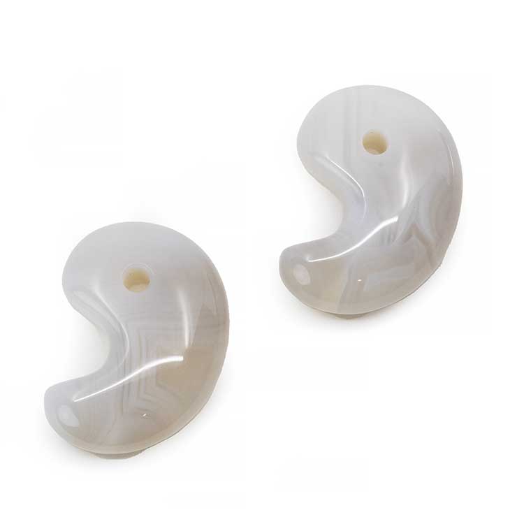 【粒売り/バラ売り】勾玉 白雪瑪瑙(北海道 花石産)30mm