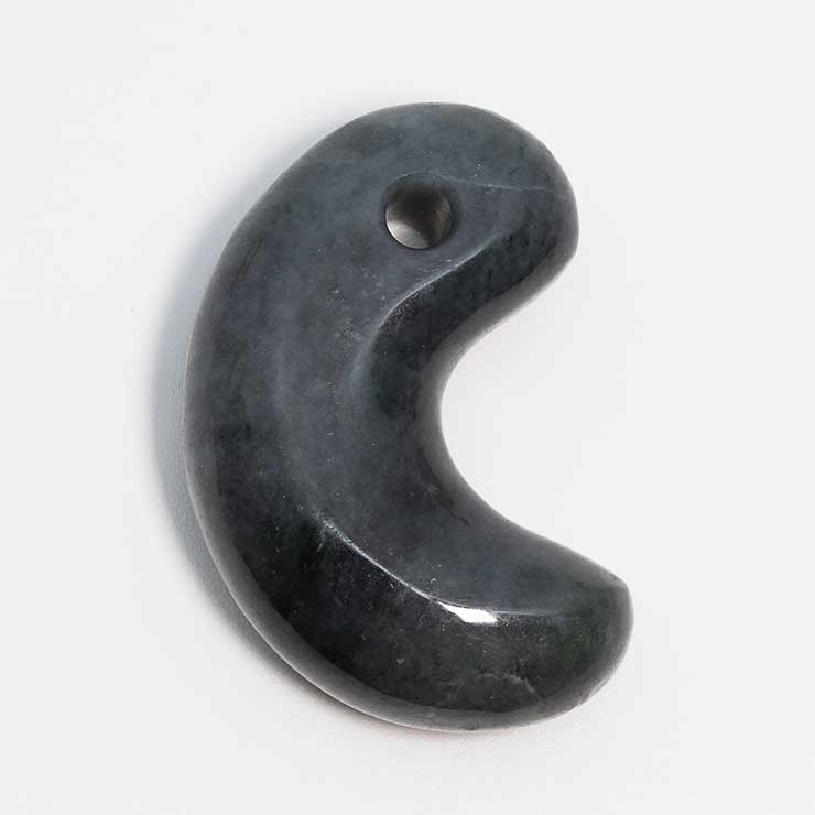 【一点もの】勾玉 糸魚川翡翠 黒 35mm【鑑別書付き】