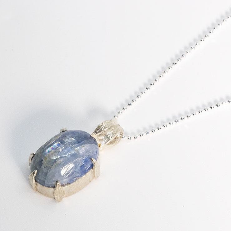 【一点もの】ネパール産カイヤナイト ペンダント【Leaf】